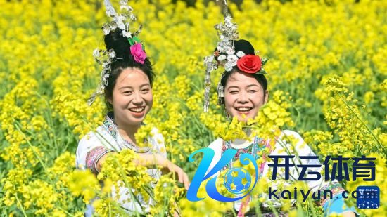 3月1日，在广西三江侗族自治县梅林乡，侗族全球在花海中游玩。